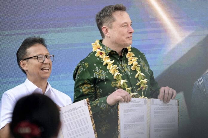 Elon Musk secara resmi memperkenalkan layanan internet Starlink di Puskesmas Pembantu Sumerta Kelod, Denpasar, Bali, pada hari Minggu (19/5). (Sumber gambar: antaranews.com)