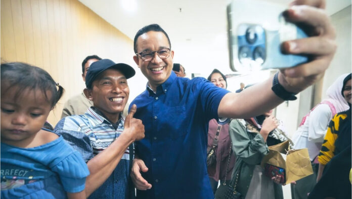 anies baswedan berswafoto dengan salah satu pendukungnya untuk pilkada Jakarta yang akan datang